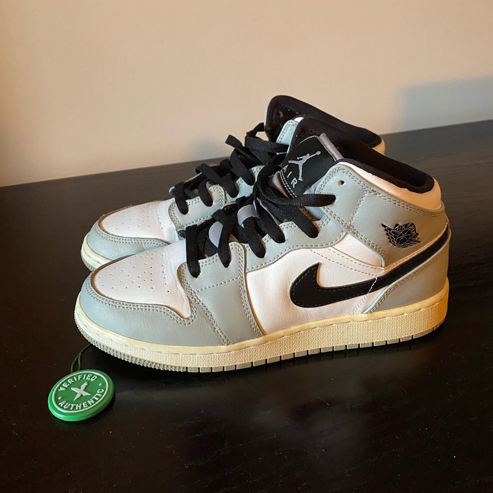 Jordan 1 Mid Light Smoke Grey